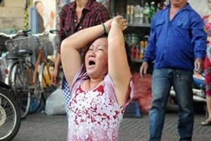 Lời giải của người phụ nữ quỳ lạy trong đám cháy