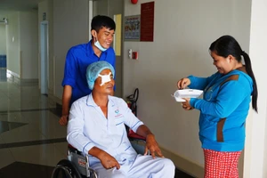 Thuyền trưởng bị kết án oan đã được mổ mắt miễn phí 