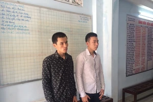 Bắt khẩn cấp hai côn đồ xịt hơi cay, đập đầu cư dân chung cư