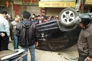 Va chạm với xe máy, ô tô lật ngửa giữa đường