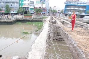 Đang đập bỏ cầu Đúc, nam công nhân rơi xuống sông mất tích