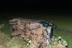 Xe tải tông xe buýt bay xuống ruộng, 2 người trọng thương