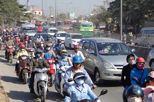 Ngày đầu năm 2016, đường về miền Tây kẹt cứng