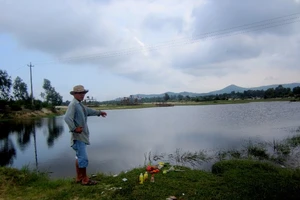 Bé gái rơi xuống hố khai thác quặng tử vong