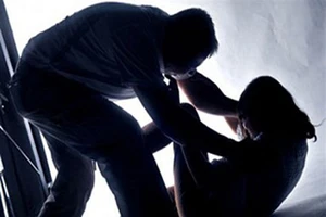 Giữ nhà giúp rồi giở trò đồi bại với con gái bạn