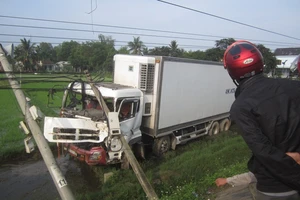 Va chạm, xe tải lao xuống ruộng tông đổ hai cột điện