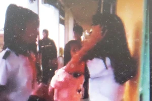  Xôn xao đoạn clip một nữ sinh bị đánh hội đồng