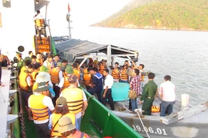 Đại diện Vùng 5 Hải quân chúc tết chiến sĩ cụm đảo Hòn Khoai