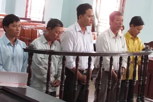 Gây giảm sút uy tín chính quyền địa phương, dắt nhau vào tù