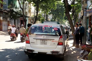 Tài xế taxi tử vong trong chiếc xe khóa kín