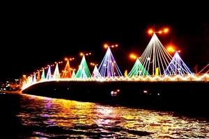 Phố biển rộn ràng ‘trang điểm’ đón xuân