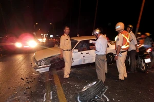 Ô tô con văng bánh trên cầu Rạch Miễu