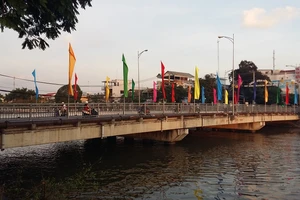 Đôi tình nhân nhảy cầu tự tử nghi do thua bạc 