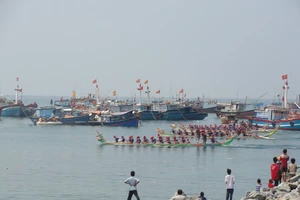 Lễ hội đua thuyền đầu năm trên biển 