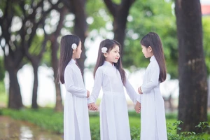 Chị em sinh ba diện áo dài trắng