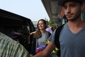 Nữ diễn viên Kong: Skull Island bay gấp về Mỹ dự Oscar 2016