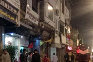 Ngồi chơi trên đường ray bị tàu hất văng 10 m