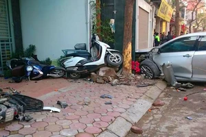 Tài xế lạc tay lái tông ba người chết thảm