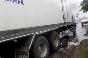 Cụ ông 83 tuổi bị xe tải kéo lê hàng chục mét