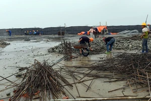 Đang cưỡng chế tháo dỡ phần sai phạm tòa nhà 8B Lê Trực