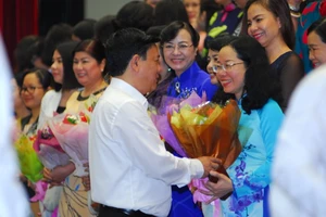 Bí thư Đinh La Thăng tặng hoa cho các nữ doanh nhân ngày 8-3