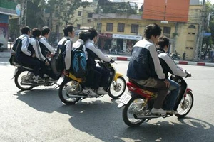 Sửa văn bản đình chỉ học một tuần vì vi phạm luật giao thông