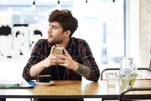 Dấu hiệu anh chàng nguy cơ lăng nhăng cao