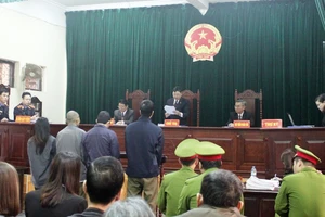 Nhân chứng quan trọng đi khám nam khoa, tòa hoãn xử