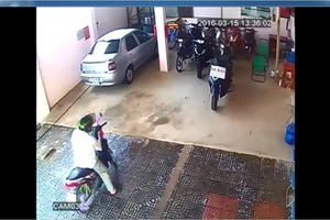 Truy tìm người khóa cửa, tưới xăng vào nhà chủ tiệm cầm đồ