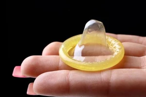 Làm gì khi chàng nói không với “áo mưa”