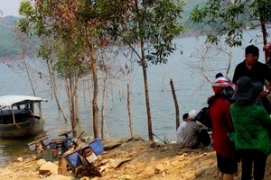 Lật ghe trên hồ thủy điện, đôi vợ chồng chết đuối