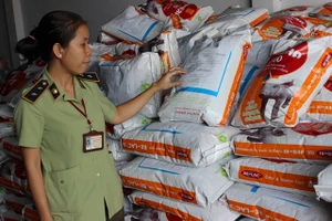 Phát hiện hàng tấn phụ gia, hương liệu thực phẩm hết hạn