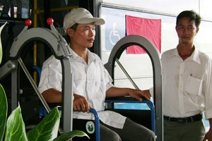 Nhiều biện pháp để xe buýt thân thiện với người khuyết tật
