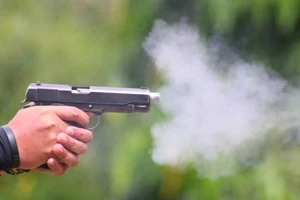 Truy tìm hai người mặc thường phục xưng cảnh sát chèn xe, nổ súng