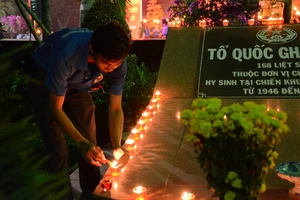 Lung linh ánh nến tri ân các anh hùng liệt sĩ