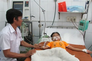 Cháu bé bị ngáng dây vào cổ có nguy cơ bại não