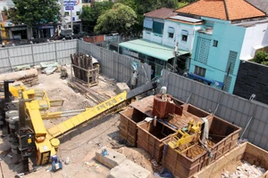 Nhân chứng thất thần kể lại giây phút cần cẩu đổ sập 'như trời giáng'