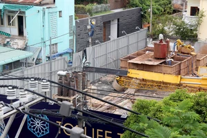 Xe cẩu chục tấn đè sập trường mầm non giữa trung tâm thành phố