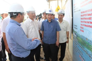 Chủ tịch Tổng Liên đoàn Lao động làm việc tại cầu Ghềnh