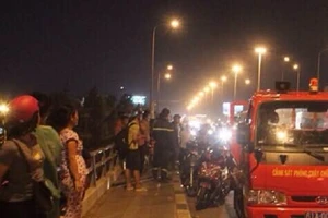 Hai nữ sinh qua cầu, một người nhảy xuống sông mất tích