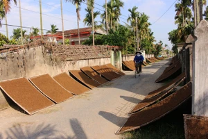 Bé gái 11 tuổi bị sát hại dã man trước sân nhà