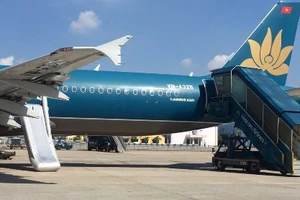 Khách lại tự ý mở cửa thoát hiểm máy bay