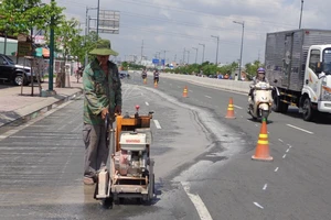 Chuyên gia phân tích những vết nứt 'lạ' trên đường Phạm Văn Đồng