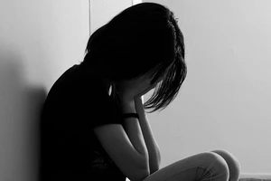 Kiểm điểm thầy giáo cấp ba 'sàm sỡ' học sinh