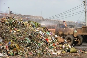 Khám sức khỏe đợt 2 cho dân sống quanh bãi rác Đông Thạnh