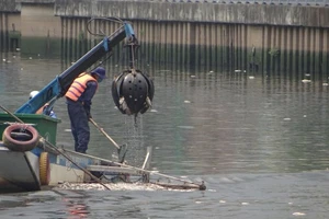 Ai chế ra máy 'cạp cá' trên kênh Nhiêu Lộc - Thị Nghè?