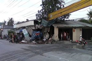 Xe tải mất lái tông sập cổng chùa, lao vào nhà dân