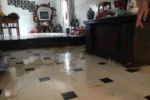 Hồ chứa titan lại chảy nước xuống nhà dân