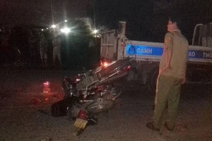 Hai xe máy cắm chặt vào nhau, người tử vong, người nguy kịch
