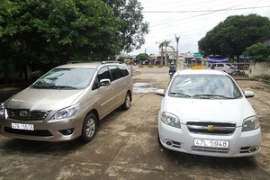 Thanh niên ngáo đá đập vỡ kính ô tô và trụ ATM